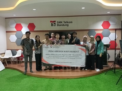 Membimbing Siswa SMK Telkom Bandung dalam Membuat Portofolio Diri Menggunakan Google Sites